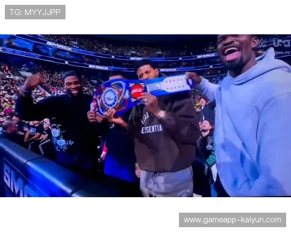 WWE SmackDown在夏洛特频谱中心举行，现场观众热情助威营造激烈比赛氛围